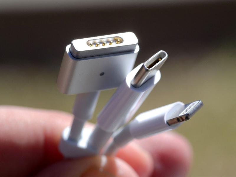 Cổng MagSafe bên cạnh cổng C và Lightning